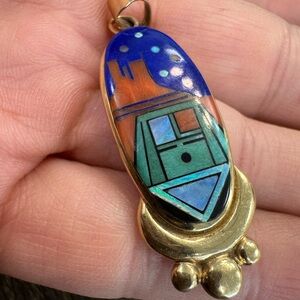 14K solid yellow gold vintage pendant with beautiful gemstone inlay